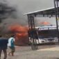 Mobil SIM keliling milik Polres Maros terbakar di depan rumah Kepala Desa Rompegading (Ist)