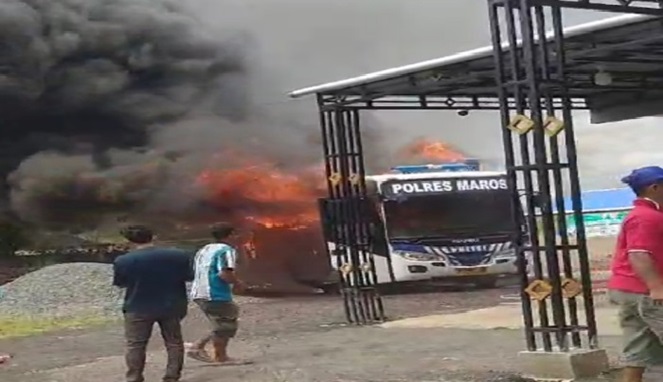 Mobil SIM keliling milik Polres Maros terbakar di depan rumah Kepala Desa Rompegading (Ist)