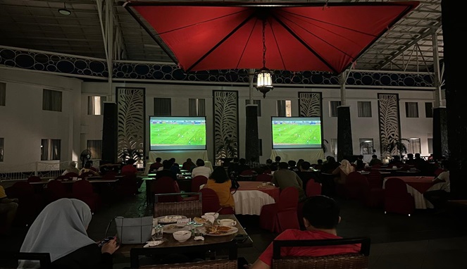 Nobar seru pecinta sepak bola di Hotel Swiss Belinn Panakkukang Makassar