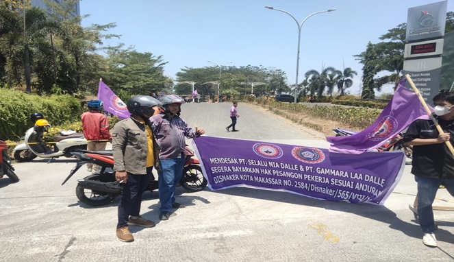 Sejumlah mantan tenaga kerja bersama dengan serikat buruh gelar aksi demonstrasi