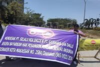 Aksi demonstrasi sejumlah mantan tenaga kerja bersama dengan serikat buruh