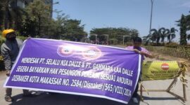 Aksi demonstrasi sejumlah mantan tenaga kerja bersama dengan serikat buruh