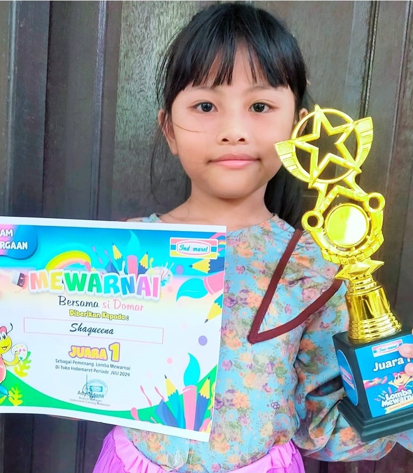 Shaqueena, siswa kelas 2 SDN Borong Makassar juara pertama dalam lomba mewarnai Indomaret Hertasning Kassi-kassi, Makassar.