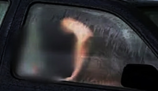 Ilustrasi Skandal Goyang Seragam Pak Camat dalam mobil