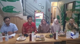 Kuasa hukum Citra Insani, Kamaruddin Simanjuntak saat menggelar konferensi pers di Cafe Bakso Mercon BBC Makassar pada Selasa (29/10/2024)