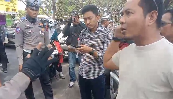 Tangkapan Layar Video Andi Irwandi Ditilang