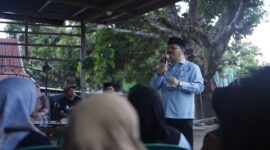Calon Bupati Barru, H. Muhammad Aras saat memaparkan kelanjutan bedah rumah dihadapan warga Tanrabalana