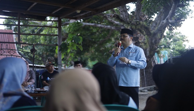 Calon Bupati Barru, H. Muhammad Aras saat memaparkan kelanjutan bedah rumah dihadapan warga Tanrabalana