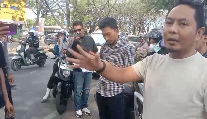 Tangkapan Layar Video Andi Irwandi Ditilang