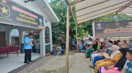 Wakil Bupati Barru, Aska Mappe, meneteskan air mata saat berbagi aspirasi dengan warga