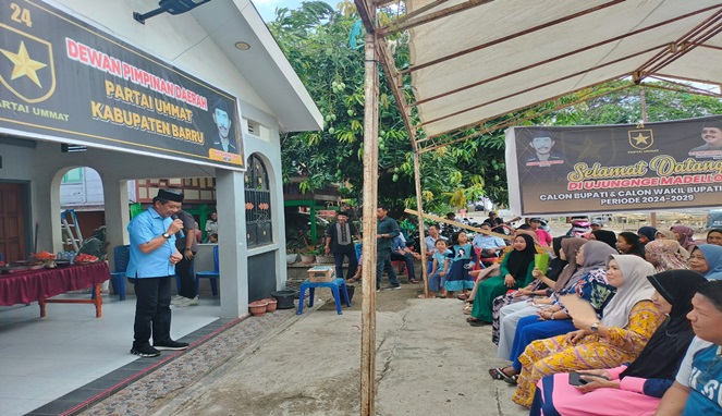 Wakil Bupati Barru, Aska Mappe, meneteskan air mata saat berbagi aspirasi dengan warga