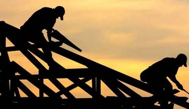 Ilustrasi para pekerja melakukan bedah rumah (Ist)