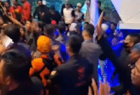 Sejumlah simpatisan diduga melakukan upaya penyerangan terhadap Danny-Azhar (DIA), yang berhasil dihalau aparat.