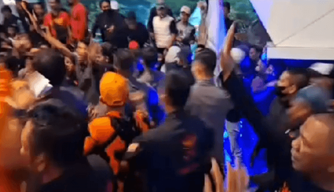 Sejumlah simpatisan diduga melakukan upaya penyerangan terhadap Danny-Azhar (DIA), yang berhasil dihalau aparat.