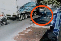 Tangkapan Layar Video CCTV Penumpang Wanita Tewas Terlindas Truk