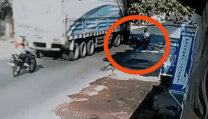 Tangkapan Layar Video CCTV Penumpang Wanita Tewas Terlindas Truk