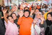 Calon Wali Kota Makassar (INiMI) Indira Yusuf Ismail berbaur kepada masyarakat Kota Makassar