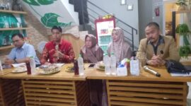 Kuasa hukum Citra Insani, Kamaruddin Simanjuntak saat menggelar konferensi pers di Cafe Bakso Mercon BBC Makassar pada Selasa (29/10/2024)