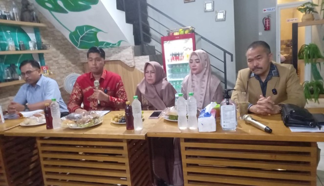 Kuasa hukum Citra Insani, Kamaruddin Simanjuntak saat menggelar konferensi pers di Cafe Bakso Mercon BBC Makassar pada Selasa (29/10/2024)