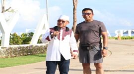Kapolda Sulsel, Irjen Pol. Yudhiawan dan Ustadz Das'ad Latif menggelar jalan santai di kawasan CPI Makassar