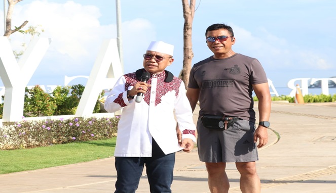 Kapolda Sulsel, Irjen Pol. Yudhiawan dan Ustadz Das'ad Latif menggelar jalan santai di kawasan CPI Makassar