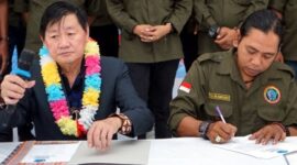 Ketua Umum PJI, Hartanto Boechori (Kiri) dalam acara pengukuhan DPC PJI Bojonegoro
