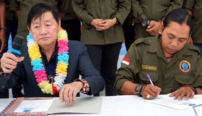 Ketua Umum PJI, Hartanto Boechori (Kiri) dalam acara pengukuhan DPC PJI Bojonegoro