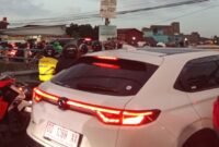 Pengguna jalan menghadapi antrean panjang di Jalan Batua Raya Makassar