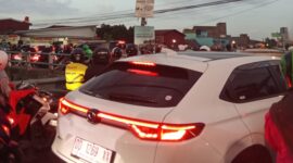 Pengguna jalan menghadapi antrean panjang di Jalan Batua Raya Makassar