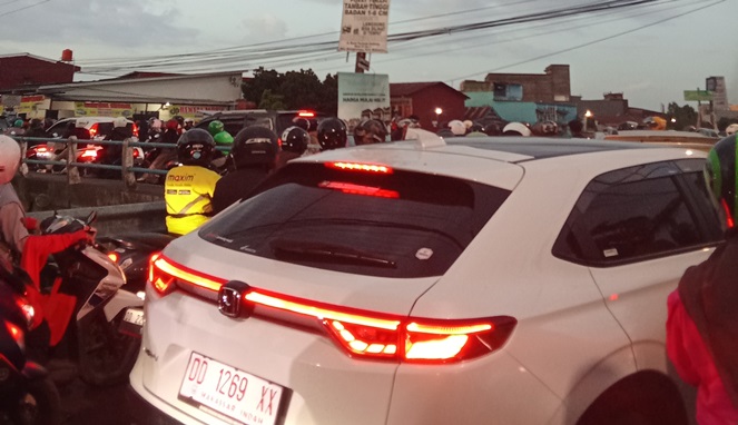 Pengguna jalan menghadapi antrean panjang di Jalan Batua Raya Makassar