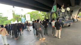 Ratusan mahasiswa PTKP Badko HMI Sulselbar menggelar aksi unjuk rasa di Jalan Alauddin dan Fly Over Makassar.