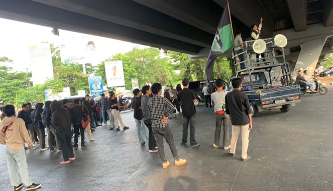 Ratusan mahasiswa PTKP Badko HMI Sulselbar menggelar aksi unjuk rasa di Jalan Alauddin dan Fly Over Makassar.
