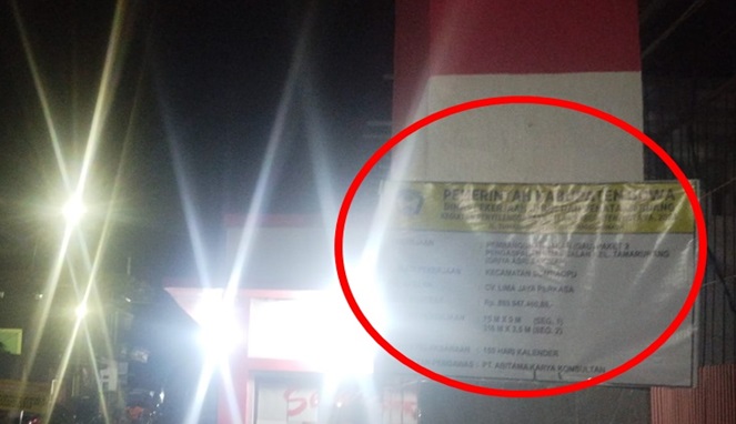 Papan proyek jalan “siluman” di Tamarunang, terpasang