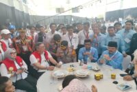 Pasangan Calon Bupati dan Wakil Bupati Barru tengah duduk saat listrik padam total di lokasi acara