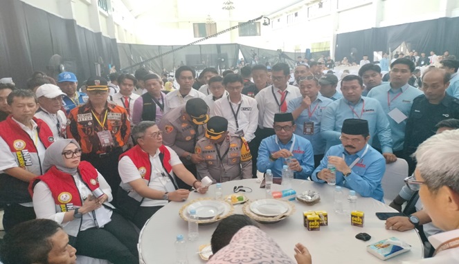 Pasangan Calon Bupati dan Wakil Bupati Barru tengah duduk saat listrik padam total di lokasi acara