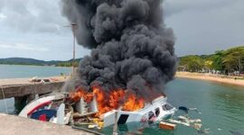 Speedboat yang ditumpangi Cagub Malut Benny Laos dan istrinya terbakar di Pelabuhan Bobong, Maluku Utara (Ist)