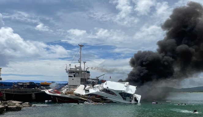 Insiden kebakaran yang menimpa Speedboat Bella 72 milik Cagub Maluku Utara Benny Laos di Pelabuhan Bobong
