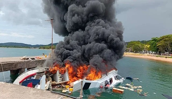 Speedboat yang ditumpangi Cagub Malut Benny Laos dan istrinya terbakar di Pelabuhan Bobong, Maluku Utara (Ist)