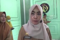 Kadis Perdagangan Kota Parepare, Andi Wisnah, Saat Melakukan Pemeriksaan di Rumah Owner Kosmetik RD Viral, Iis Safitri, Selasa (29/10/2024)