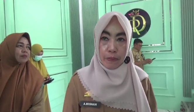 Kadis Perdagangan Kota Parepare, Andi Wisnah, Saat Melakukan Pemeriksaan di Rumah Owner Kosmetik RD Viral, Iis Safitri, Selasa (29/10/2024)