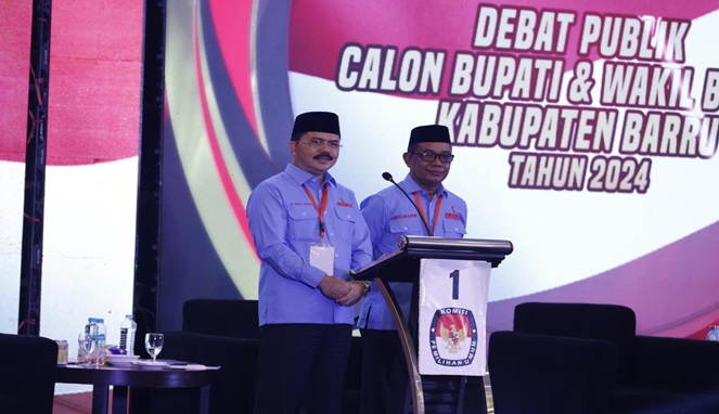 Pasangan calon Bupati dan Wakil Bupati Barru, H. Aras dan Aska Mappe (ARASKA),dalam debat publik kedua Pilkada Barru 2024.
