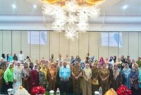 Plt. Kepala DPPKB Syahruddin foto bersama dengan peserta usai Sosialisasi Ketahanan Keluarga Berbasis Tribina dan PPKS (Ist)