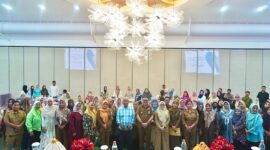 Plt. Kepala DPPKB Syahruddin foto bersama dengan peserta usai  Sosialisasi Ketahanan Keluarga Berbasis Tribina dan PPKS (Ist)