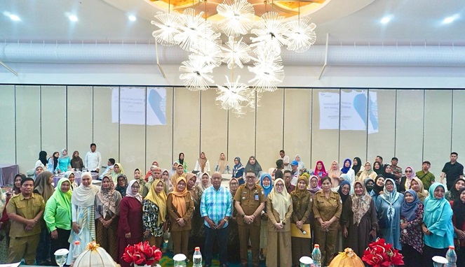 Plt. Kepala DPPKB Syahruddin foto bersama dengan peserta usai Sosialisasi Ketahanan Keluarga Berbasis Tribina dan PPKS (Ist)
