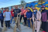 Plt. Kepala DPPKB Makassar, Syahruddin, memimpin langsung kegiatan kerjabakti di Jalan Jipang Raya