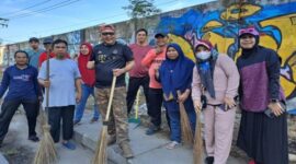 Plt. Kepala DPPKB Makassar, Syahruddin, memimpin langsung kegiatan kerjabakti di Jalan Jipang Raya