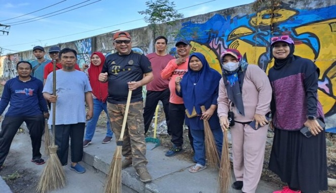 Plt. Kepala DPPKB Makassar, Syahruddin, memimpin langsung kegiatan kerjabakti di Jalan Jipang Raya