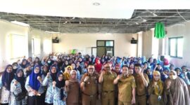 Plt. Kepala DPPKB Kota Makassar, Syahruddin, membuka acara dengan memberikan sambutan kepada seluruh kader