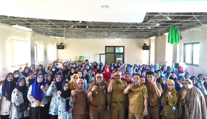 Plt. Kepala DPPKB Kota Makassar, Syahruddin, membuka acara dengan memberikan sambutan kepada seluruh kader