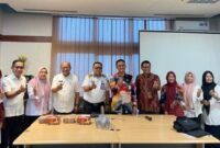 Kepala DPPKB Makassar, Syahruddin (Tengah)